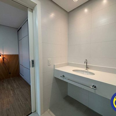 Apartamento com 130m², 3 quartos (sendo 2 suítes), 2 garagens, no bairro Agronômica em Florianópolis