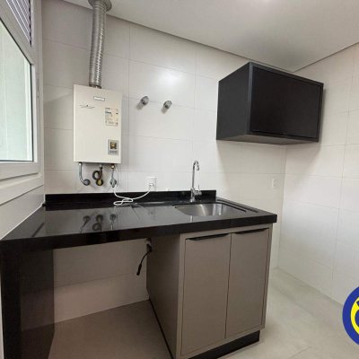 Apartamento com 130m², 3 quartos (sendo 2 suítes), 2 garagens, no bairro Agronômica em Florianópolis