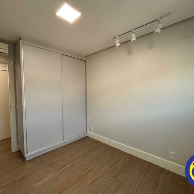 Apartamento com 130m², 3 quartos (sendo 2 suítes), 2 garagens, no bairro Agronômica em Florianópolis