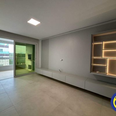 Apartamento com 130m², 3 quartos (sendo 2 suítes), 2 garagens, no bairro Agronômica em Florianópolis
