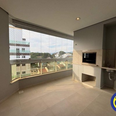 Apartamento com 130m², 3 quartos (sendo 2 suítes), 2 garagens, no bairro Agronômica em Florianópolis