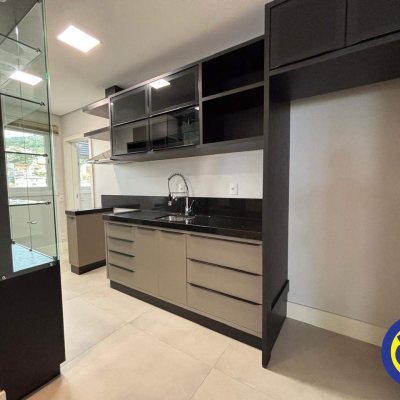 Apartamento com 130m², 3 quartos (sendo 2 suítes), 2 garagens, no bairro Agronômica em Florianópolis