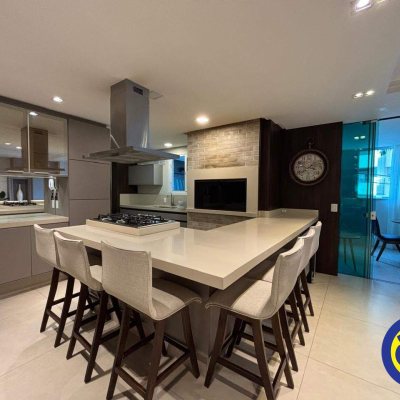 Apartamento com 130m², 3 quartos (sendo 2 suítes), 2 garagens, no bairro Agronômica em Florianópolis