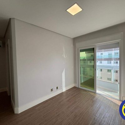 Apartamento com 130m², 3 quartos (sendo 2 suítes), 2 garagens, no bairro Agronômica em Florianópolis