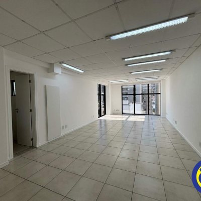 Sala com 48m², 1 garagem, no bairro Centro em Florianópolis