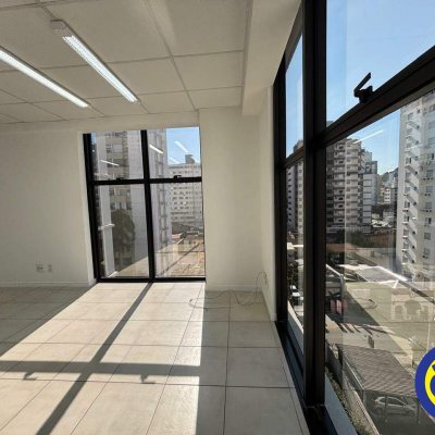 Sala com 48m², 1 garagem, no bairro Centro em Florianópolis