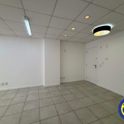 Sala com 48m², 1 garagem, no bairro Centro em Florianópolis