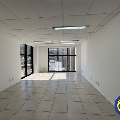 Sala com 48m², 1 garagem, no bairro Centro em Florianópolis
