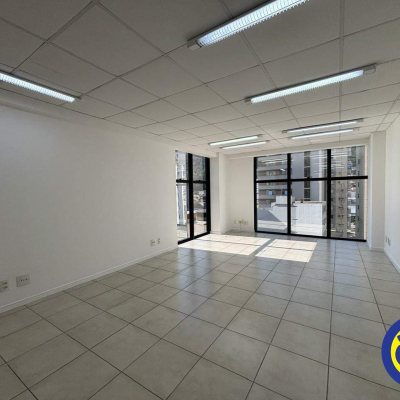 Sala com 48m², 1 garagem, no bairro Centro em Florianópolis