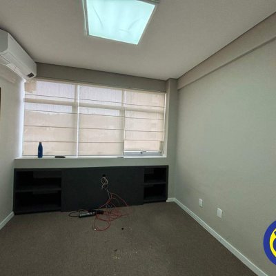Sala com 86m², no bairro Centro em Florianópolis