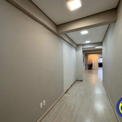 Sala com 86m², no bairro Centro em Florianópolis