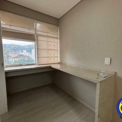 Sala com 86m², no bairro Centro em Florianópolis