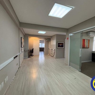 Sala com 86m², no bairro Centro em Florianópolis