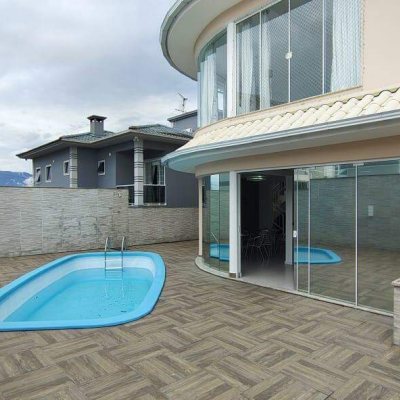 Casa com 392m², 3 quartos (sendo 1 suíte), 1 garagem, no bairro Pedra Branca em Palhoça