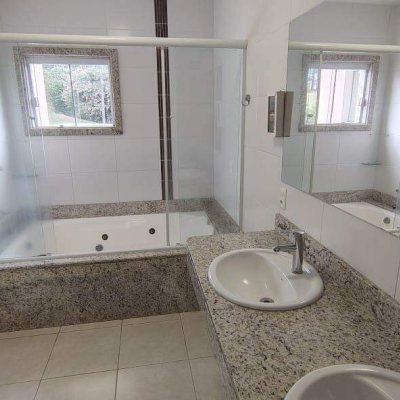 Casa com 392m², 3 quartos (sendo 1 suíte), 1 garagem, no bairro Pedra Branca em Palhoça