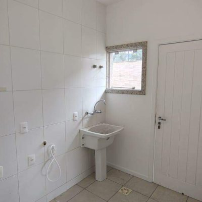 Casa com 392m², 3 quartos (sendo 1 suíte), 1 garagem, no bairro Pedra Branca em Palhoça