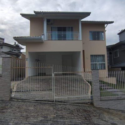 Casa com 392m², 3 quartos (sendo 1 suíte), 1 garagem, no bairro Pedra Branca em Palhoça