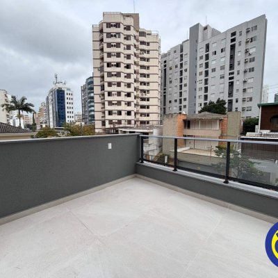 Apartamento com 135m², 2 quartos (sendo 2 suítes), 1 garagem, no bairro Centro em Florianópolis