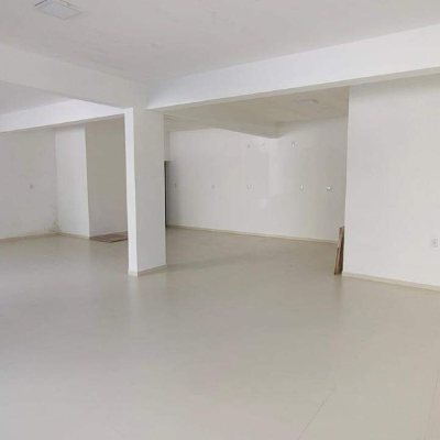 Loja com 105m², 2 garagens, no bairro Centro em Palhoça