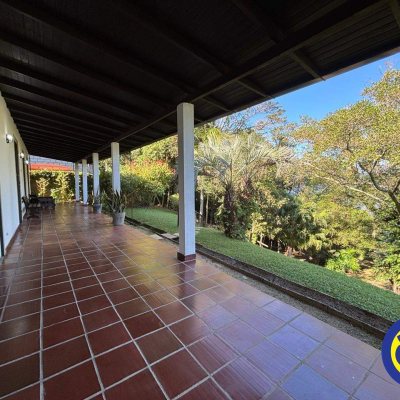 Casa com 240m², 4 quartos (sendo 2 suítes), 6 garagens, no bairro Lagoa da Conceição em Florianópolis