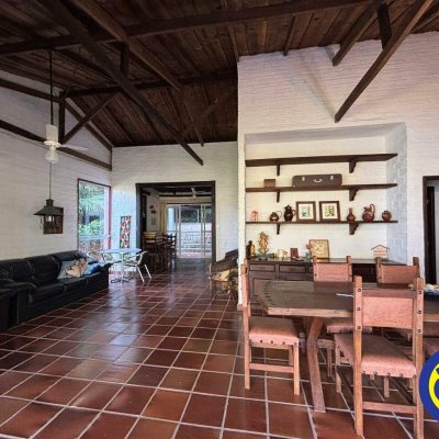 Casa com 240m², 4 quartos (sendo 2 suítes), 6 garagens, no bairro Lagoa da Conceição em Florianópolis