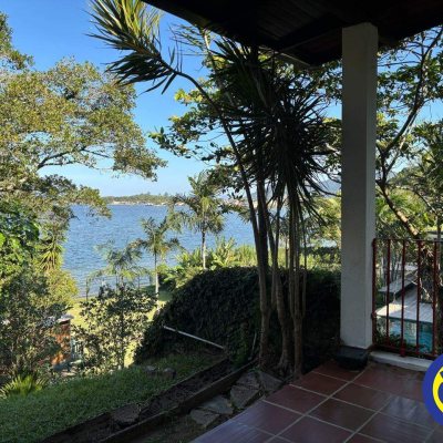 Casa com 240m², 4 quartos (sendo 2 suítes), 6 garagens, no bairro Lagoa da Conceição em Florianópolis