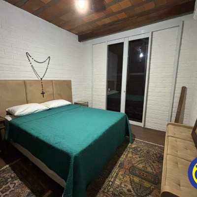 Casa com 240m², 4 quartos (sendo 2 suítes), 6 garagens, no bairro Lagoa da Conceição em Florianópolis