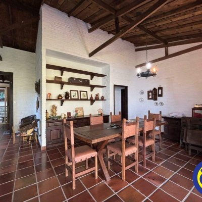Casa com 240m², 4 quartos (sendo 2 suítes), 6 garagens, no bairro Lagoa da Conceição em Florianópolis