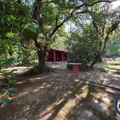 Casa com 240m², 4 quartos (sendo 2 suítes), 6 garagens, no bairro Lagoa da Conceição em Florianópolis