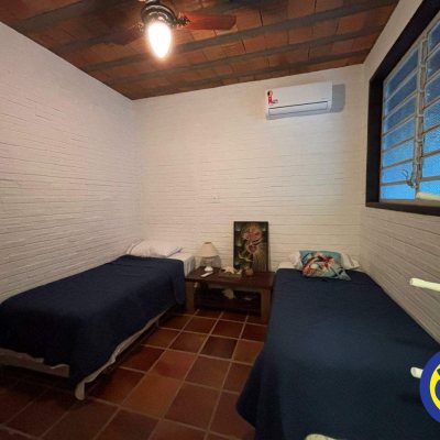 Casa com 240m², 4 quartos (sendo 2 suítes), 6 garagens, no bairro Lagoa da Conceição em Florianópolis