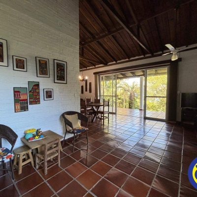 Casa com 240m², 4 quartos (sendo 2 suítes), 6 garagens, no bairro Lagoa da Conceição em Florianópolis