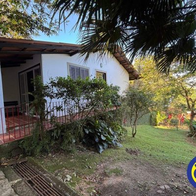Casa com 240m², 4 quartos (sendo 2 suítes), 6 garagens, no bairro Lagoa da Conceição em Florianópolis