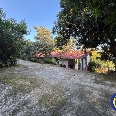 Casa com 240m², 4 quartos (sendo 2 suítes), 6 garagens, no bairro Lagoa da Conceição em Florianópolis