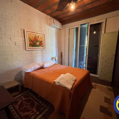 Casa com 240m², 4 quartos (sendo 2 suítes), 6 garagens, no bairro Lagoa da Conceição em Florianópolis