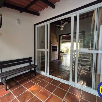 Casa com 240m², 4 quartos (sendo 2 suítes), 6 garagens, no bairro Lagoa da Conceição em Florianópolis