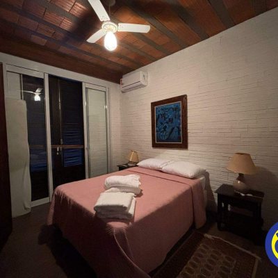 Casa com 240m², 4 quartos (sendo 2 suítes), 6 garagens, no bairro Lagoa da Conceição em Florianópolis
