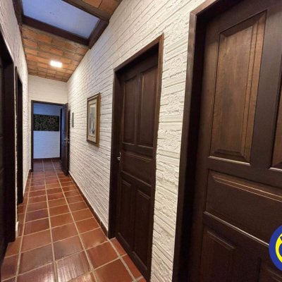 Casa com 240m², 4 quartos (sendo 2 suítes), 6 garagens, no bairro Lagoa da Conceição em Florianópolis