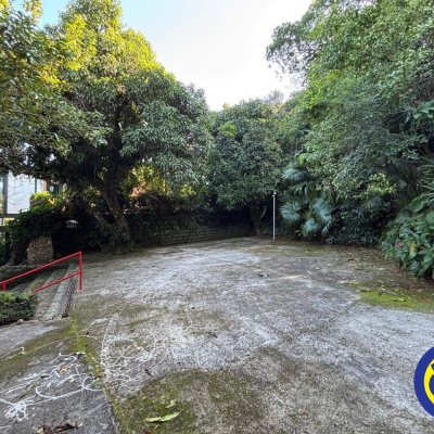 Casa com 240m², 4 quartos (sendo 2 suítes), 6 garagens, no bairro Lagoa da Conceição em Florianópolis
