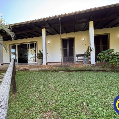 Casa com 240m², 4 quartos (sendo 2 suítes), 6 garagens, no bairro Lagoa da Conceição em Florianópolis
