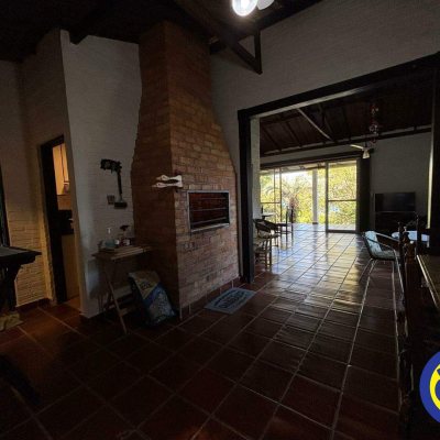 Casa com 240m², 4 quartos (sendo 2 suítes), 6 garagens, no bairro Lagoa da Conceição em Florianópolis