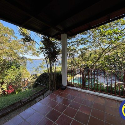 Casa com 240m², 4 quartos (sendo 2 suítes), 6 garagens, no bairro Lagoa da Conceição em Florianópolis
