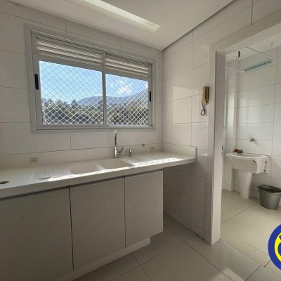 Apartamento com 81m², 2 quartos (sendo 1 suíte), 2 garagens, no bairro Itacorubi em Florianópolis