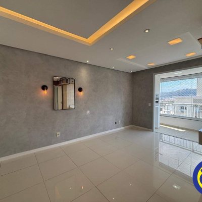 Apartamento com 81m², 2 quartos (sendo 1 suíte), 2 garagens, no bairro Itacorubi em Florianópolis