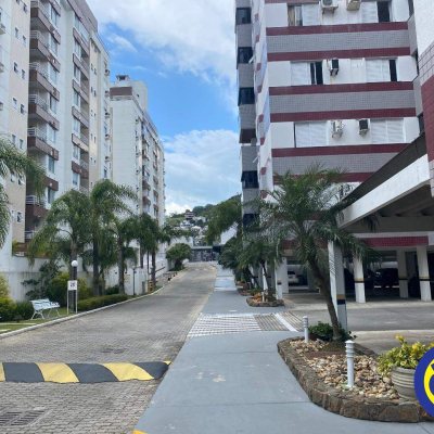 Apartamento com 85m², 3 quartos (sendo 1 suíte), 1 garagem, no bairro Trindade em Florianópolis
