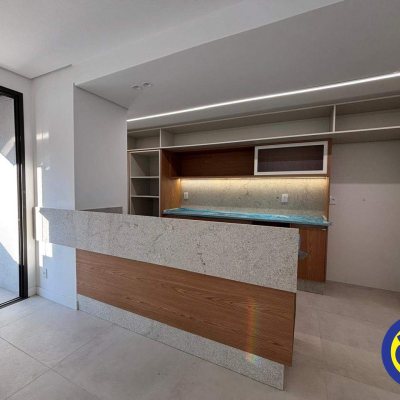 Apartamento com 69m², 2 quartos (sendo 1 suíte), 1 garagem, no bairro Centro em Florianópolis