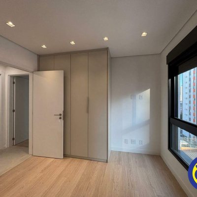 Apartamento com 69m², 2 quartos (sendo 1 suíte), 1 garagem, no bairro Centro em Florianópolis