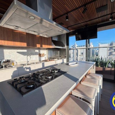 Apartamento com 69m², 2 quartos (sendo 1 suíte), 1 garagem, no bairro Centro em Florianópolis