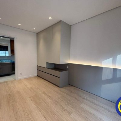 Apartamento com 69m², 2 quartos (sendo 1 suíte), 1 garagem, no bairro Centro em Florianópolis