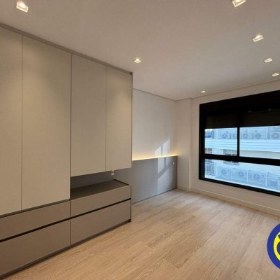 Apartamento com 70m², 2 quartos (sendo 1 suíte), 1 garagem, no bairro Centro em Florianópolis