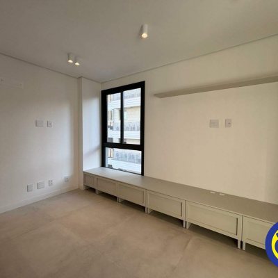 Apartamento com 70m², 2 quartos (sendo 1 suíte), 1 garagem, no bairro Centro em Florianópolis